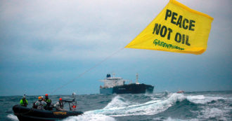 Copertina di Greenpeace: “Tassonomia verde europea influenzata dalle pressioni russe. Spinta per includere gas e nucleare”