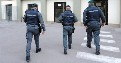 Copertina di La cocaina nei motori dei frigo, il laboratorio e il “chimico” colombiano trasferitosi in Italia: 10 arresti, smantellata una rete di narcos