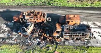 Guerra in Ucraina, una colonna di mezzi russi distrutti vicino a Kharkiv: le immagini delle forze armate di Kiev – Video