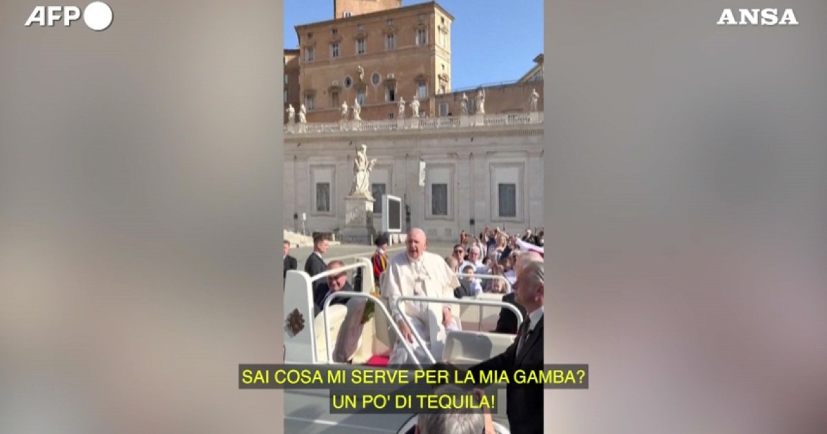 Papa Francesco scherza sul suo ginocchio: “Cosa mi serve per la gamba? Un po’ di tequila”