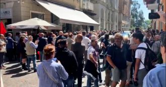 Copertina di La Spezia, gruppo di No vax contesta con fischietti, slogan e insulti Speranza: il video