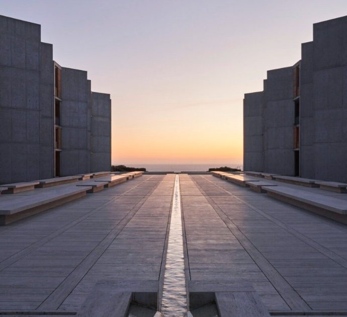 Louis Vuitton, la sfilata Cruise in California nel tempio della ricerca anti-Covid è una visione: gli abiti si fondono con il tramonto