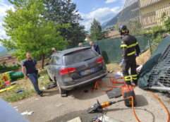 Copertina di L’Aquila, incidente asilo nido: nell’auto parcheggiata un 12enne. La procura ha disposto una perizia sulla Passat