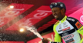 Biniam Girmay si ritira dal Giro d’Italia: il ciclista eritreo colpito all’occhio dal tappo dello spumante dopo la prima storica vittoria