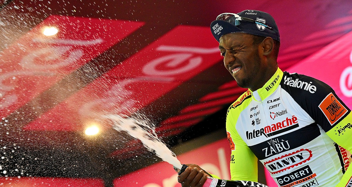 Biniam Girmay si ritira dal Giro d’Italia: il ciclista eritreo colpito all’occhio dal tappo dello spumante dopo la prima storica vittoria