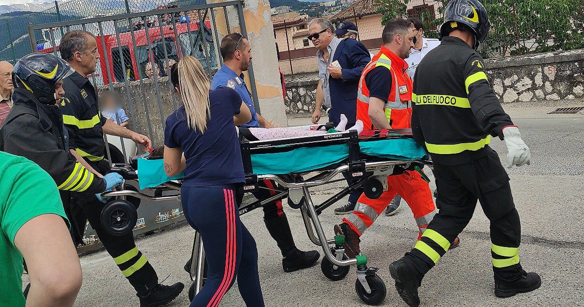 L’Aquila, auto sfonda il recinto di un asilo e piomba sui bambini. Un bimbo di 4 anni morto. Tre trasferiti a Roma: due in prognosi riservata