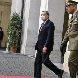 Copertina di Bombe sui 5 Stelle e Draghi al fronte: il Fatto di domani 19 maggio