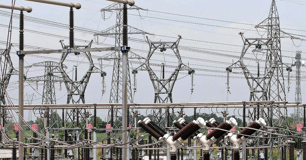 Decreto bollette, l’esperto: “Pessimo sussidiare chi inquina. Chiedere sacrifici a centrali a gas e vecchi impianti da fonti rinnovabili che godono di rendite”