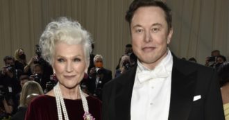 Copertina di Maye Musk, la mamma di Elon Musk posa in copertina a 74 anni: “Gli uomini vanno in giro con un aspetto terribile e se ne fregano, facciamolo anche noi donne”