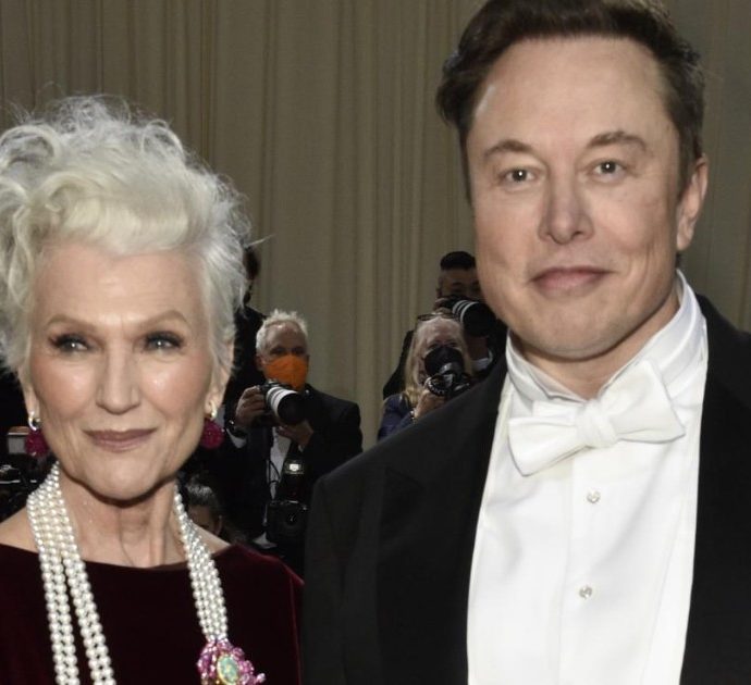 Maye Musk, la mamma di Elon Musk posa in copertina a 74 anni: “Gli uomini vanno in giro con un aspetto terribile e se ne fregano, facciamolo anche noi donne”