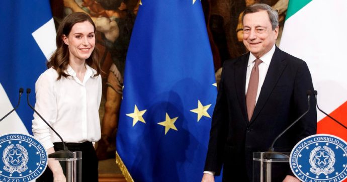 Copertina di Ucraina, Draghi “annuncia” altri negoziati. Però sulle armi non cede