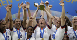 Copertina di Usa, arriva l’accordo per la parità salariale tra le nazionali di calcio maschile e femminile. Biden: “Orgoglioso, colmiamo i divari”