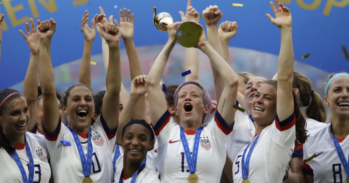 Usa, arriva l’accordo per la parità salariale tra le nazionali di calcio maschile e femminile. Biden: “Orgoglioso, colmiamo i divari”