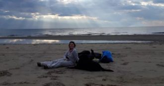 Copertina di La prof che gira l’Europa per pulire mare e spiagge: “Dall’Albania alla Turchia, in pochi mesi ho raccolto tre tonnellate di plastica”