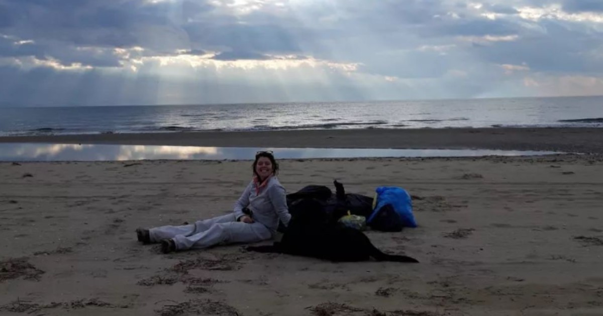 La prof che gira l’Europa per pulire mare e spiagge: “Dall’Albania alla Turchia, in pochi mesi ho raccolto tre tonnellate di plastica”