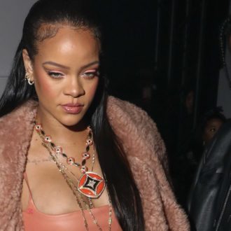 Copertina di Spari contro la villa di Rihanna a Beverly Hills: arrestata una donna, nessun ferito. La cantante era in casa