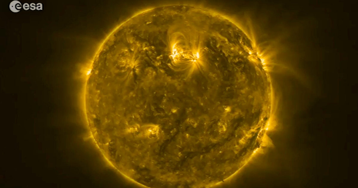 Tempesta solare in arrivo sulla Terra, scatta l’allarme per la tenuta delle linee di comunicazione: l’esperto spiega come stanno le cose