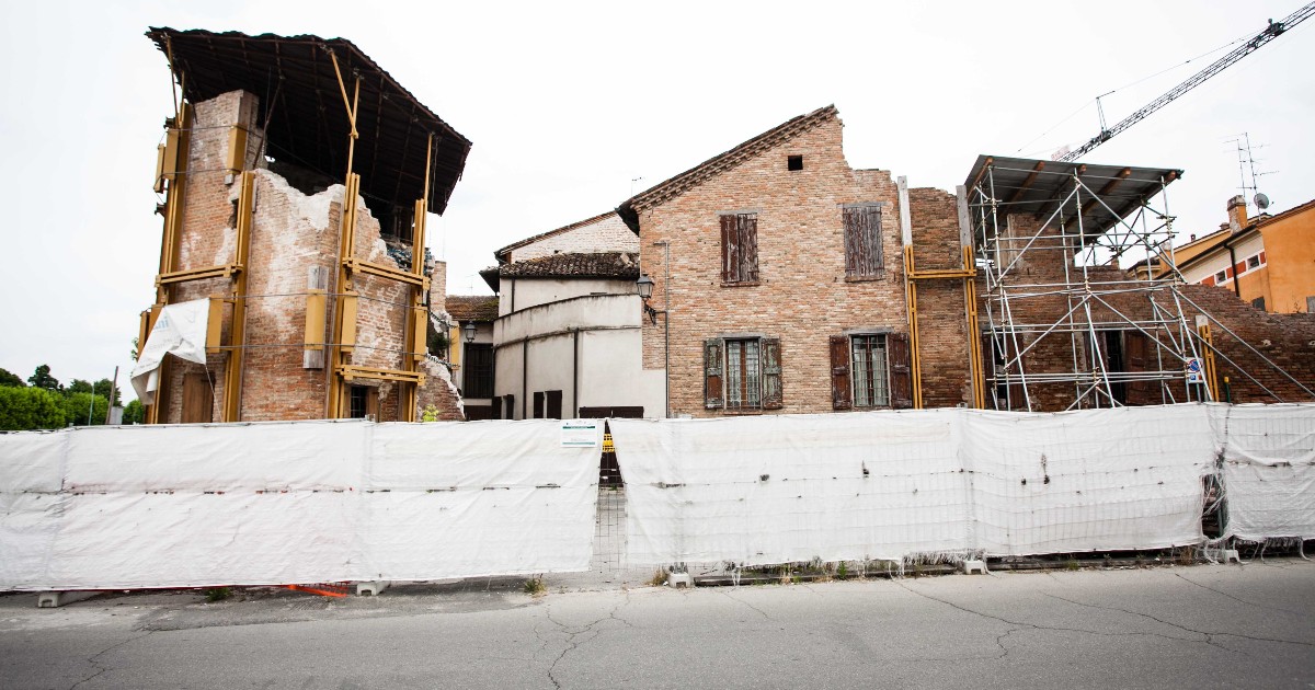 Dieci anni fa il terremoto in Emilia: “La legge sul codice per la ricostruzione c’è, ma è ferma. Un tweet bombing per sbloccarla”