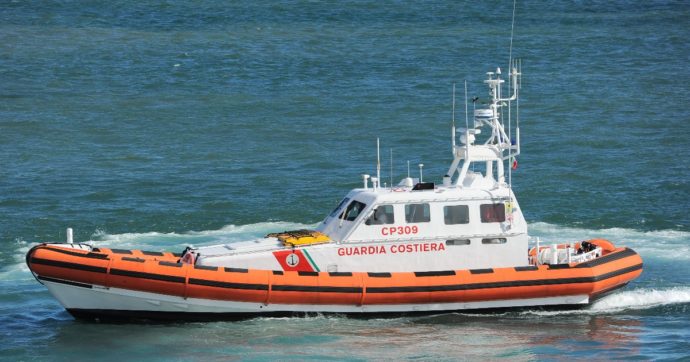 Rimorchiatore affonda al largo di Bari: 5 morti. “Il capitano ritrovato vivo su una zattera di salvataggio”