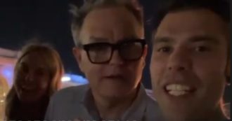 Copertina di Fedez incontra il suo idolo, Mark Hoppus dei Blink 182: “Abbiamo iniziato a scriverci quando ho scoperto di avere il tumore”