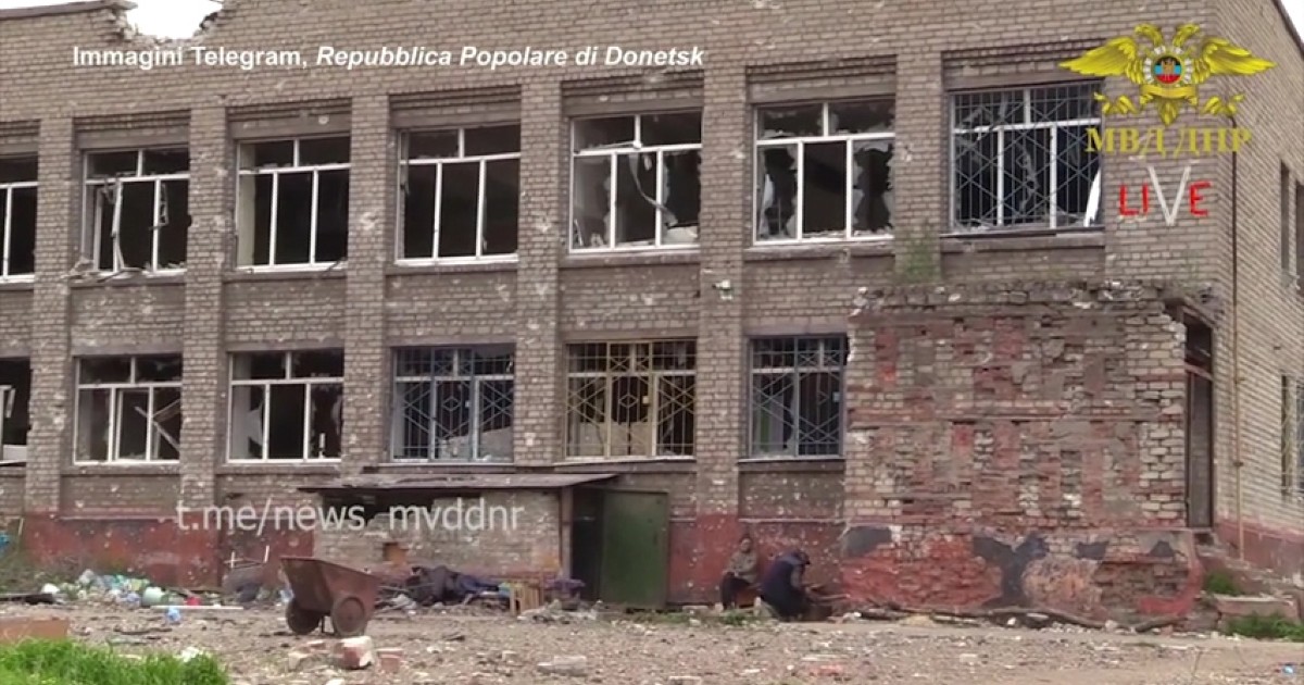Guerra Russia Ucraina, auto bruciate e case sventrate: ecco cosa rimane di Mariupol. Le immagini dentro agli edifici distrutti – Video