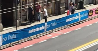 Copertina di Genova, striscione di Autostrade all’arrivo del Giro d’Italia. I parenti delle vittime del ponte Morandi: “Allibiti, non si lavano la coscienza”