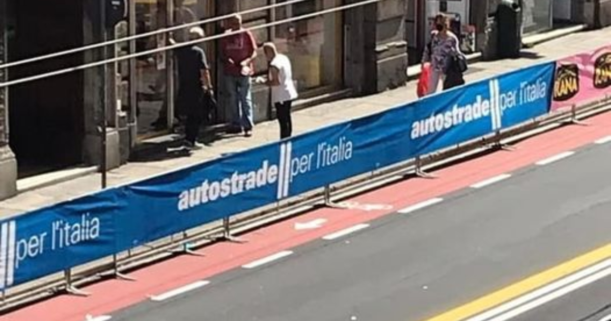 Genova, striscione di Autostrade all’arrivo del Giro d’Italia. I parenti delle vittime del ponte Morandi: “Allibiti, non si lavano la coscienza”