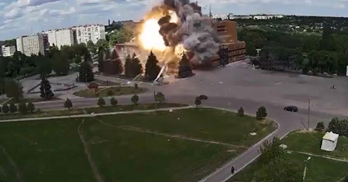 Guerra in Ucraina, missile russo sulla Casa della Cultura nella regione di Kharkiv: tra le sette vittime anche un bambino di 11 anni