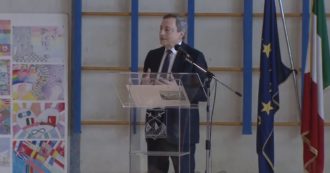 Copertina di Draghi e la dedica ai suoi “idoli”: “Devo molto a genitori, insegnanti e a mia moglie. Penso alla quantità di fesserie che avrei fatto senza di lei”