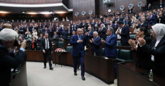 Copertina di Erdogan come Putin: si fa l’esercito privato, tra le proteste