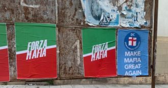 Copertina di Palermo si sveglia tappezzata di manifesti con le scritte: “Forza Mafia”, “Make mafia great again” e “Democrazia collusa”