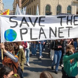 Copertina di Eco ansia, lo stress da crisi climatica si cura con l’azione