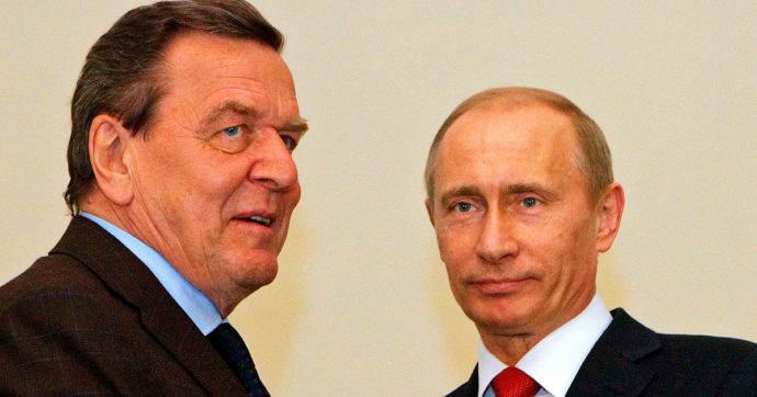 Guerra in Ucraina, i media tedeschi: “L’ex cancelliere Schröder nominato nel consiglio di sorveglianza di Gazprom”. Lui smentisce