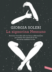 Giorgia Soleri, “nella lunga notte, con la lingua, raccolgo i segreti”: il paragone con Alda Merini? Abbiamo chiesto il parere della poetessa Calandrone
