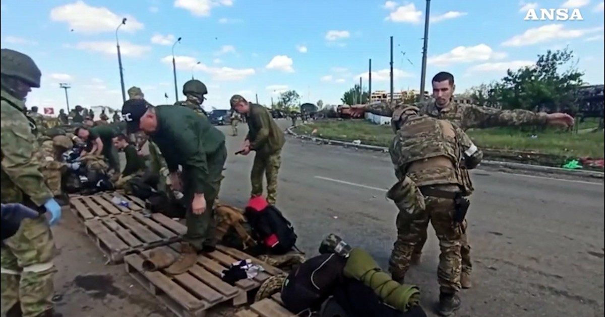 Guerra in Ucraina, la resa degli ultimi soldati del battaglione Azov: le perquisizioni russe a mani alzate e a torso nudo
