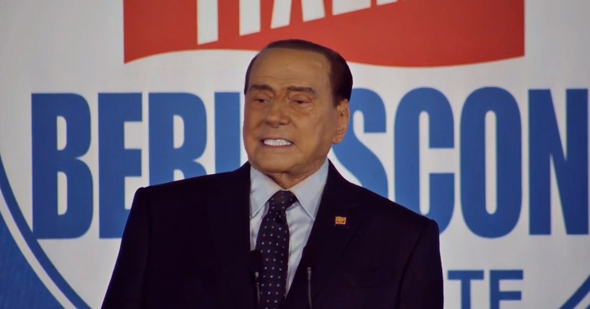 Berlusconi alla convention di Napoli: “Forza Italia è il centrodestra, non una parte. Senza di noi sarebbe destra destra”