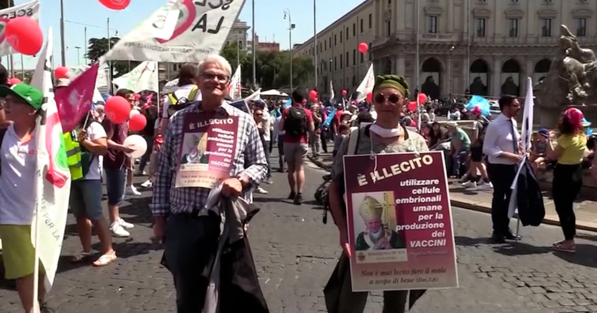 Roma, il movimento Provita sfila guidato dal senatore Pillon per togliere i diritti e cancellare la legge 194 sull’aborto