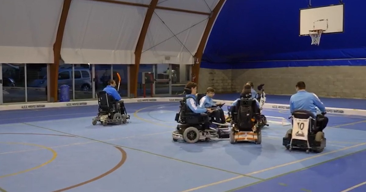 Sport paralimpici, l’appello della nuova squadra di powerchair hockey: “Aiutateci ad acquistare un furgone per le carrozzine da gioco”