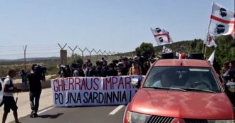 Copertina di Sardegna, corteo di protesta contro le esercitazioni Nato sull’isola: “Stop ai giochi di guerra”