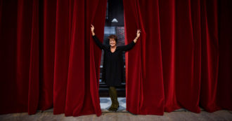 Copertina di Lella Costa: “Ironia, l’antitesi al potere. Parlano di guerra come se fosse Risiko”