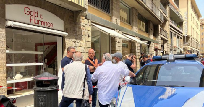 Firenze, rapinano gioielleria passando dalle fogne: furto da mezzo milione di euro vicino al Ponte Vecchio
