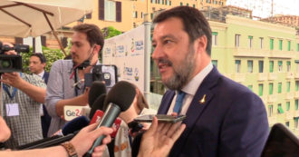 Copertina di Ucraina, Salvini: “Lega fuori dal governo con l’invio di nuove armi? Conto che non sarà necessario, lavoro per la pace”
