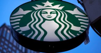 Guerra in Ucraina, Starbucks lascia il mercato russo dopo 15 anni: pagherà lo stipendio ai 2mila dipendenti per sei mesi