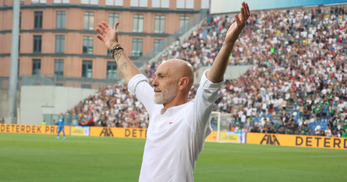 Milan, l’allenatore Stefano Pioli si è tatuato lo scudetto numero 19 sul braccio sinistro