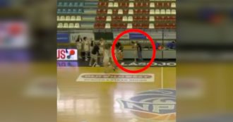 Il coach del Basket Roma si arrabbia con l’atleta 17enne per un errore e le dà uno schiaffo. Fip attiva la Procura federale: “Violenza esecrabile”