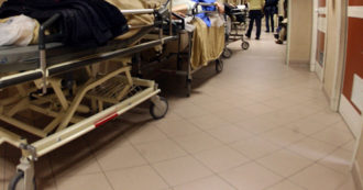 Copertina di “Morto legato al letto”: indagine su tre infermieri