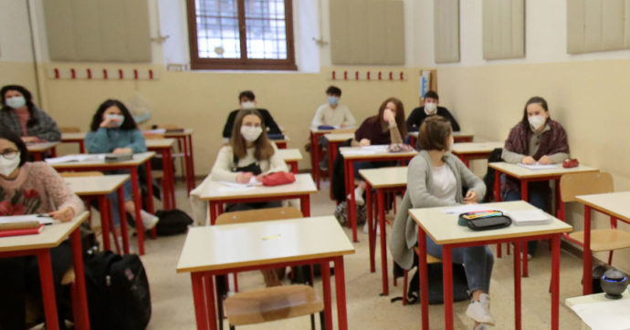Le scuole italiane sono ancora piene di scatoloni di mascherine “mutanda” inutilizzate. E pericolose in caso di incendi