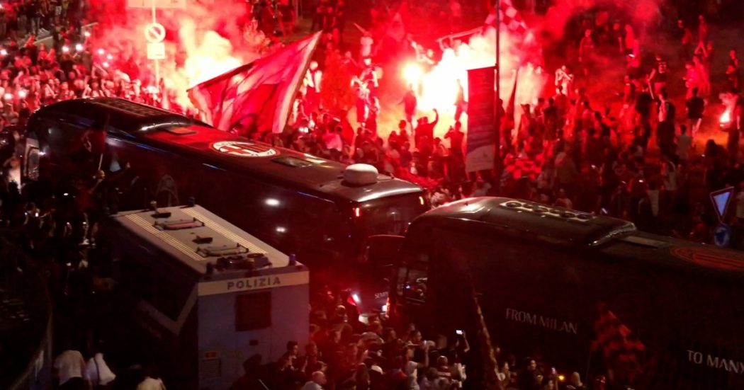 Milano, l’arrivo del pullman dei campioni d’Italia a Casa Milan: ad attenderlo una folla di oltre 20 mila tifosi. Ibrahimovic mostra il trofeo