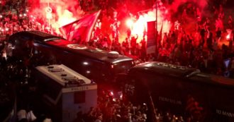 Copertina di Milano, l’arrivo del pullman dei campioni d’Italia a Casa Milan: ad attenderlo una folla di oltre 20 mila tifosi. Ibrahimovic mostra il trofeo