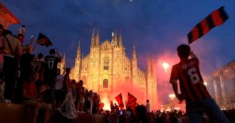 Copertina di Milan campione d’Italia, 50 mila persone in piazza Duomo tra bandiere rossonere, cori e fuochi d’artificio: esplode la festa in tutta la città